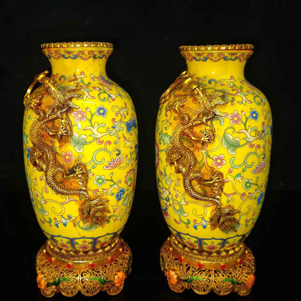 A pair of export porcelain vases inside the brocade box