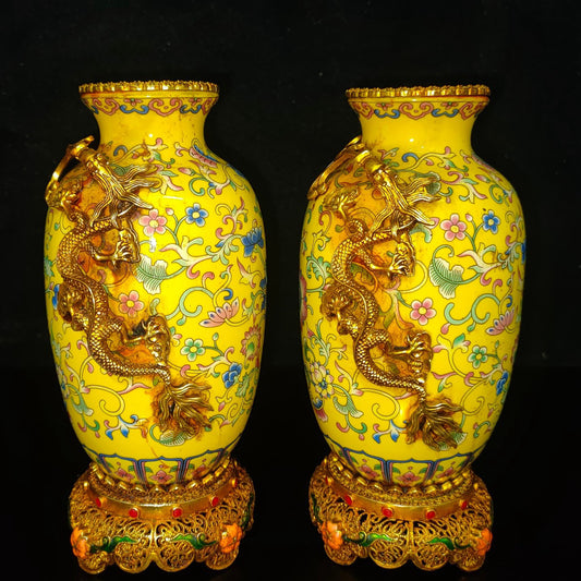 A pair of export porcelain vases inside the brocade box