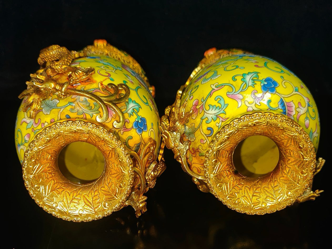A pair of export porcelain vases inside the brocade box