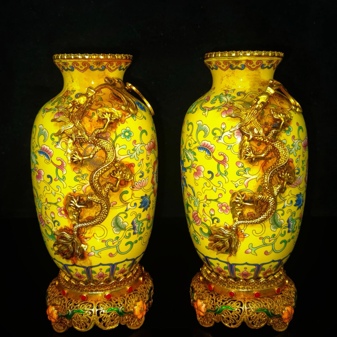 A pair of export porcelain vases inside the brocade box