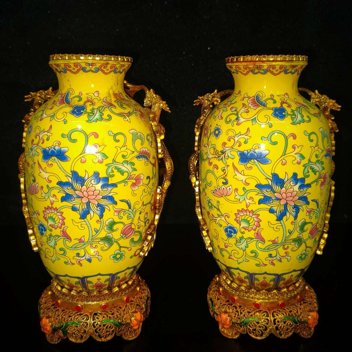 A pair of export porcelain vases inside the brocade box