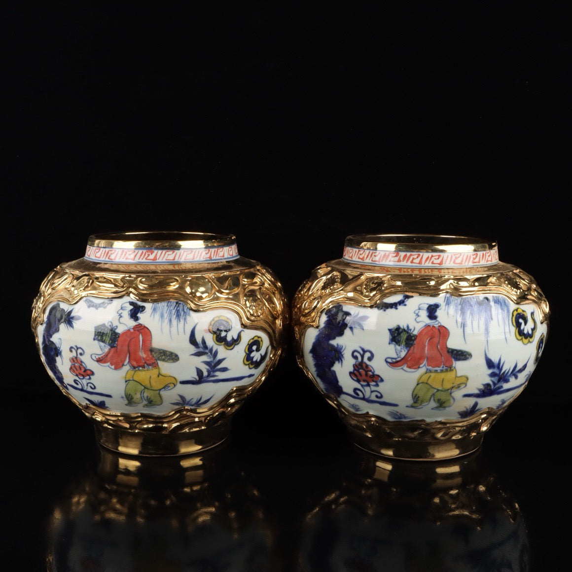A pair of colorful gilded window figures, story patterns, animal ear jars