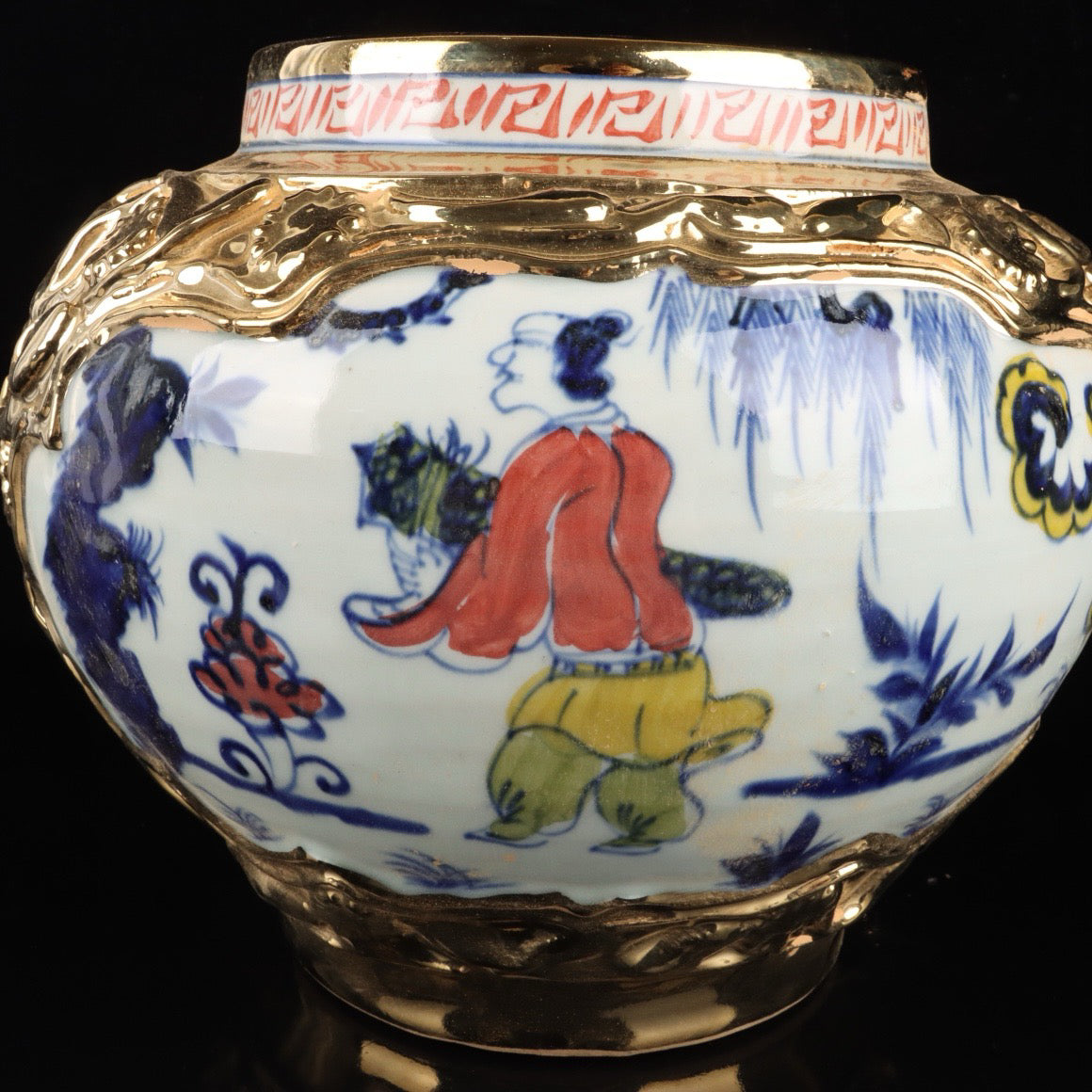 A pair of colorful gilded window figures, story patterns, animal ear jars