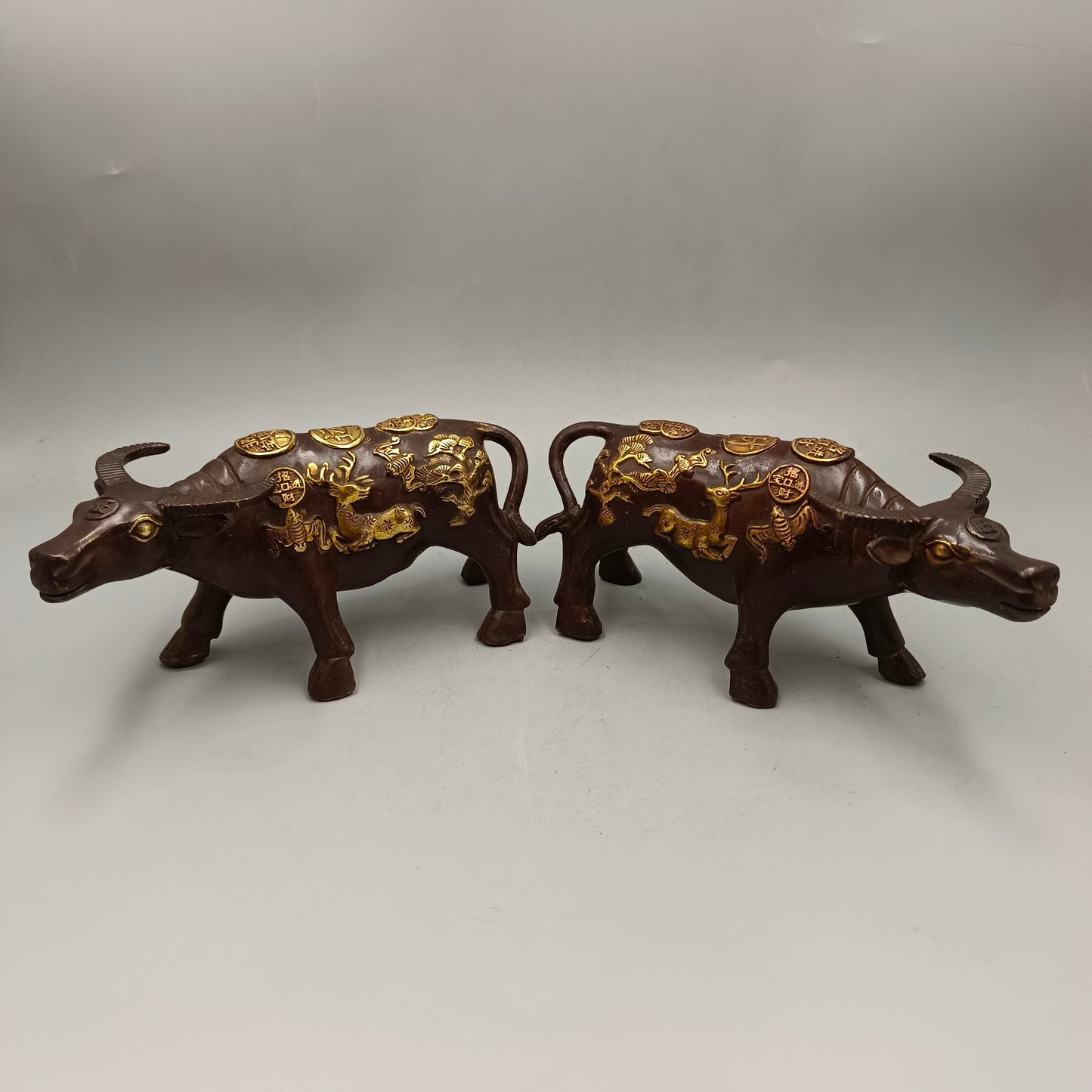 A pair of lucky cows for attracting wealth and bringing in treasures
