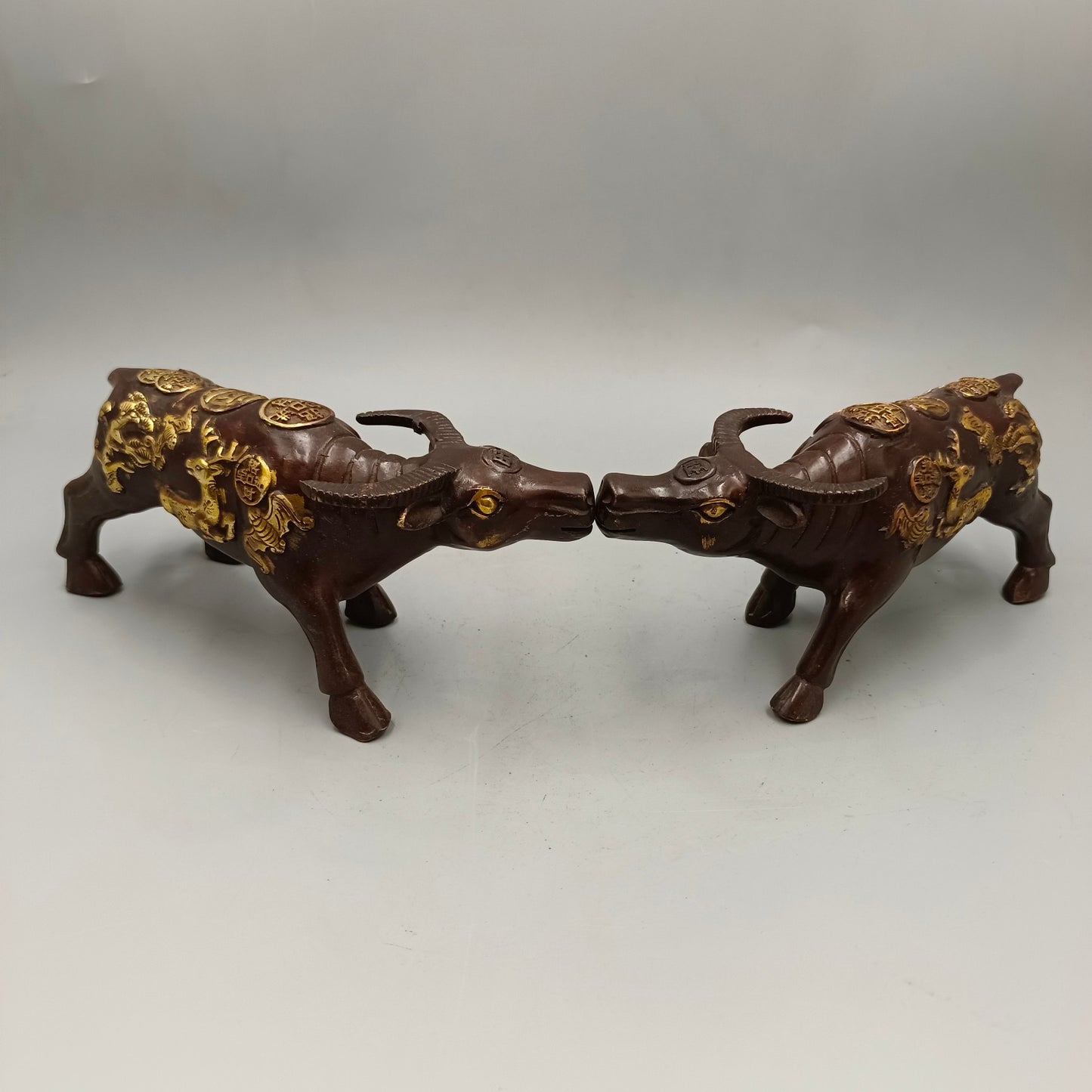 A pair of lucky cows for attracting wealth and bringing in treasures