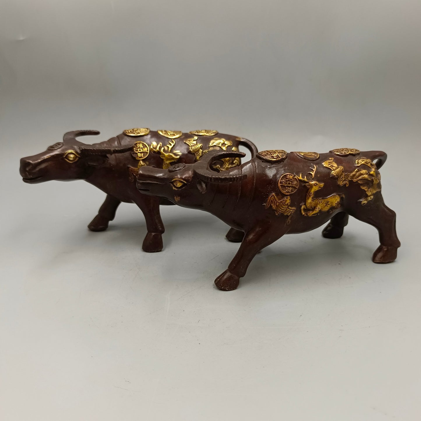 A pair of lucky cows for attracting wealth and bringing in treasures