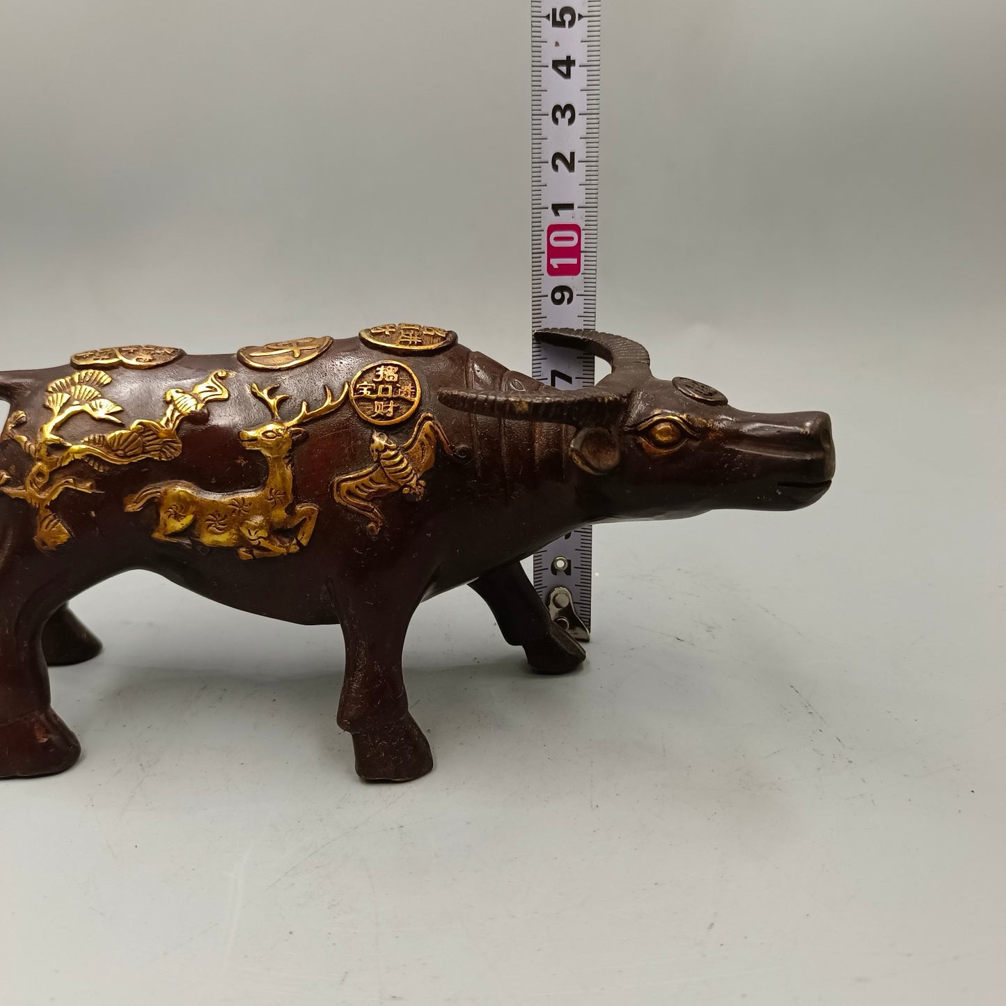 A pair of lucky cows for attracting wealth and bringing in treasures