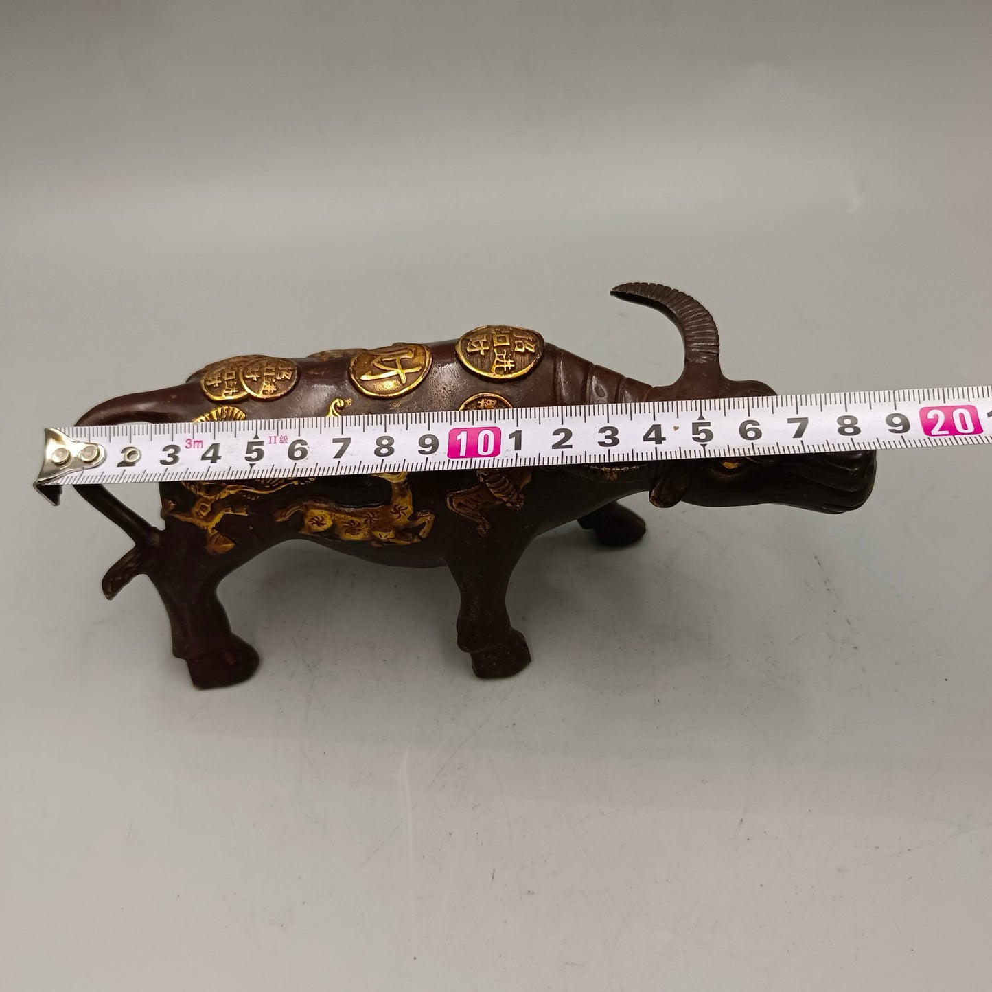 A pair of lucky cows for attracting wealth and bringing in treasures