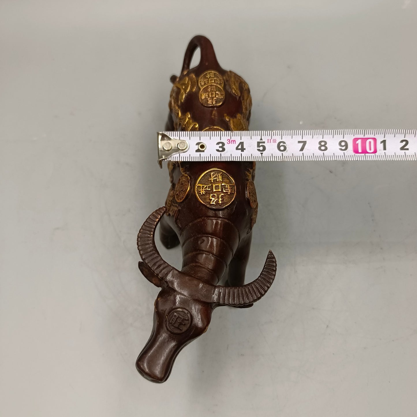 A pair of lucky cows for attracting wealth and bringing in treasures