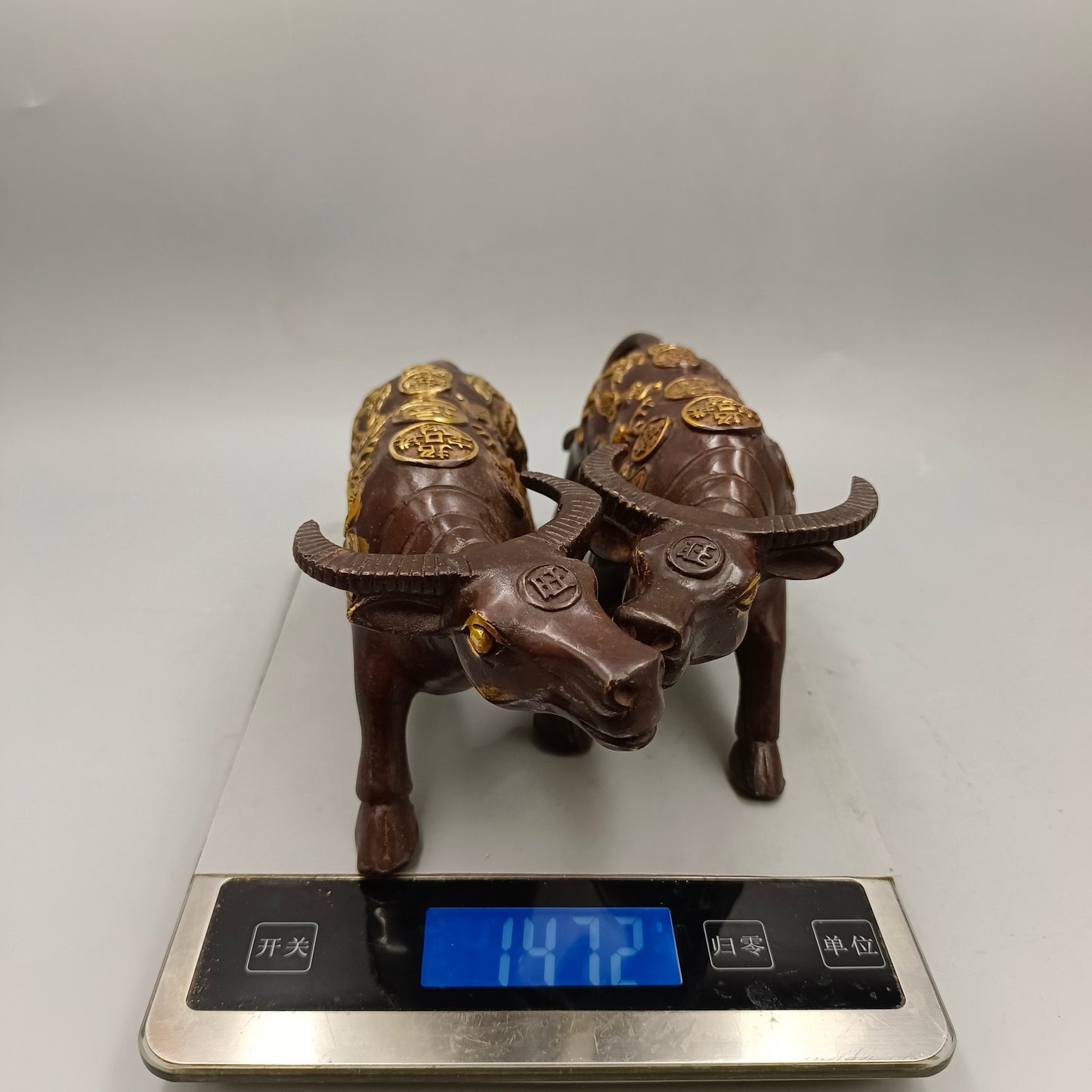 A pair of lucky cows for attracting wealth and bringing in treasures