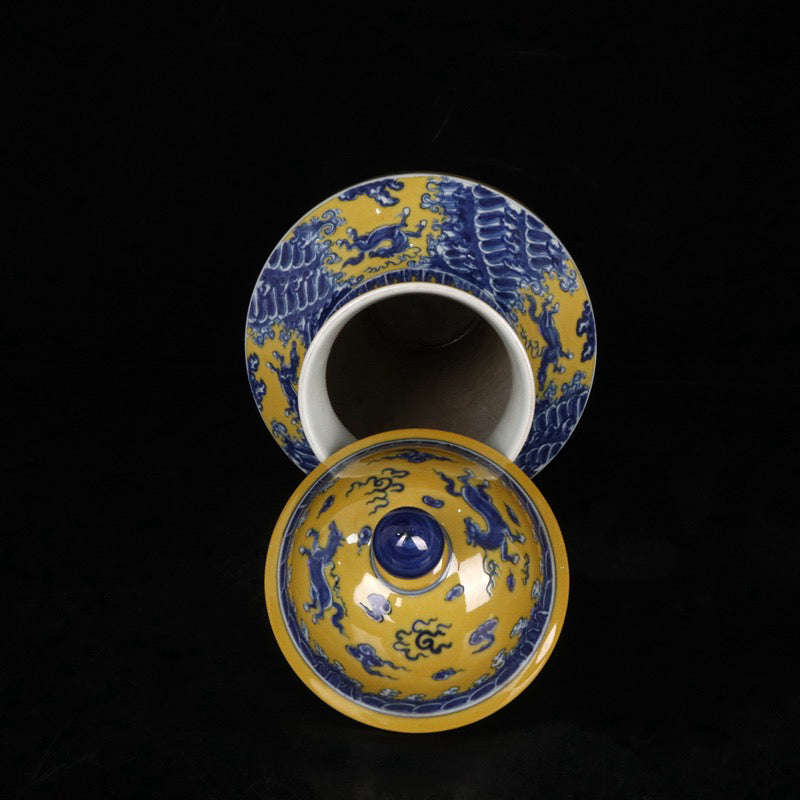 Blue and white figure patterned general jar