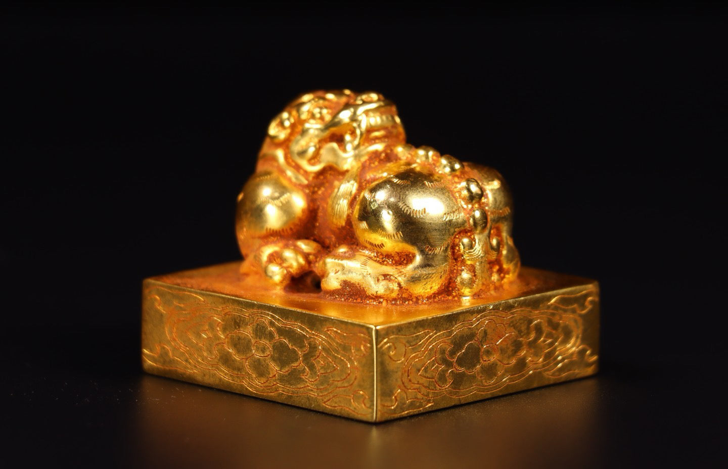 A pure handmade copper gilded seal made of Chinese antiques