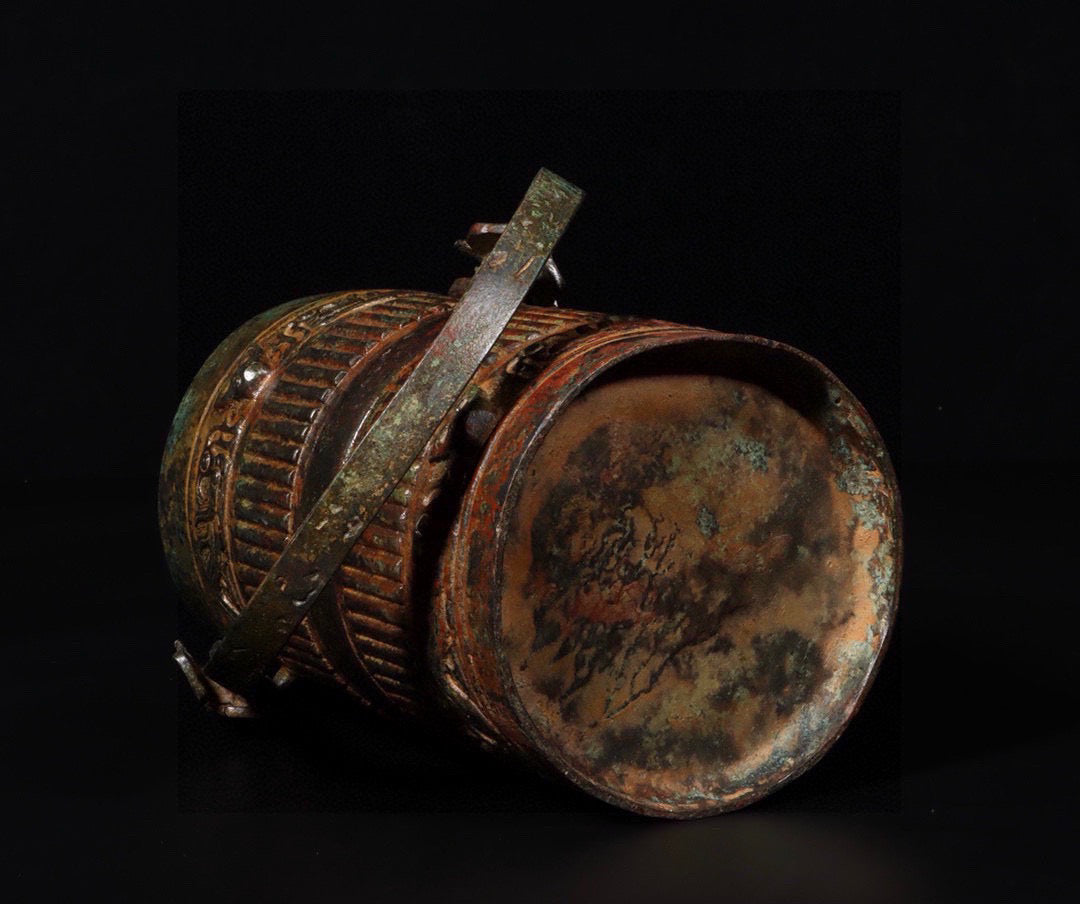 Chinese antique bronze vertical channel pattern lifting Liang You