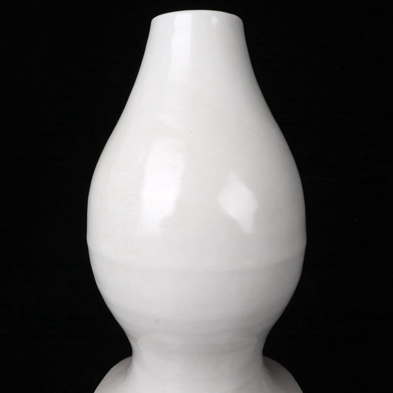 A pair of longevity peach patterned square gourd bottles