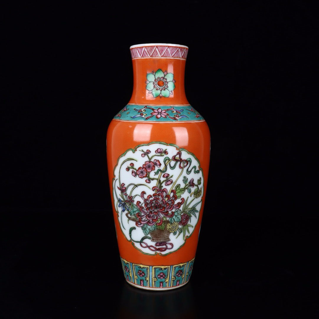 A pair of pink painted gold red ground window vase with floral patterns