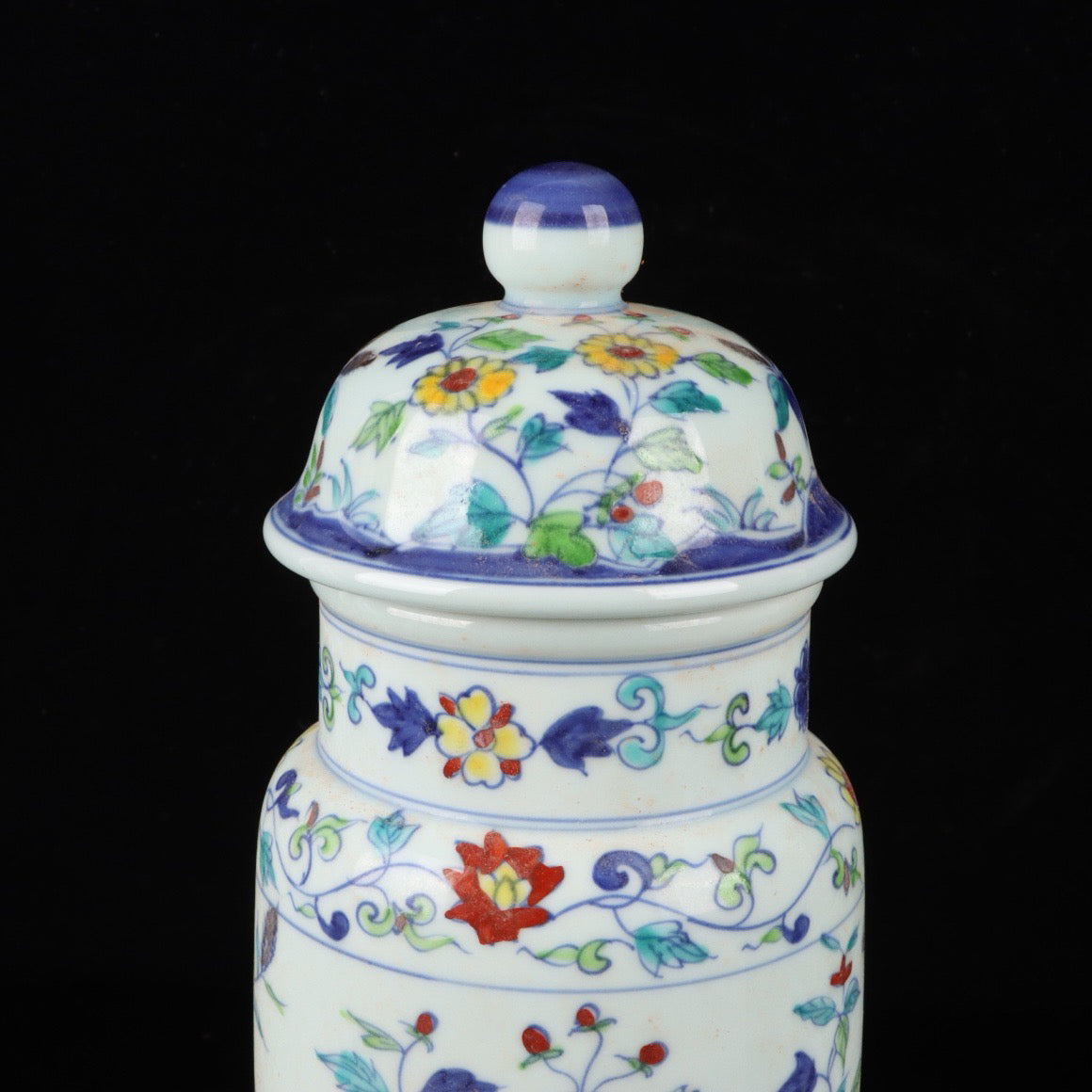 A pair of blue and white flower patterned winter melon jars