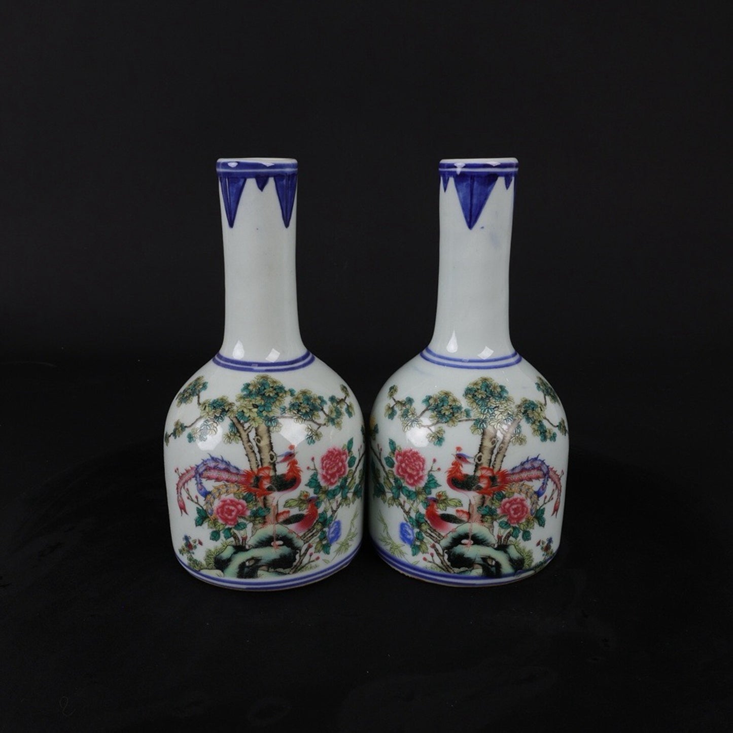A pair of small flower vases with patterns of blue and white and colorful Xiangfeng Laiyi
