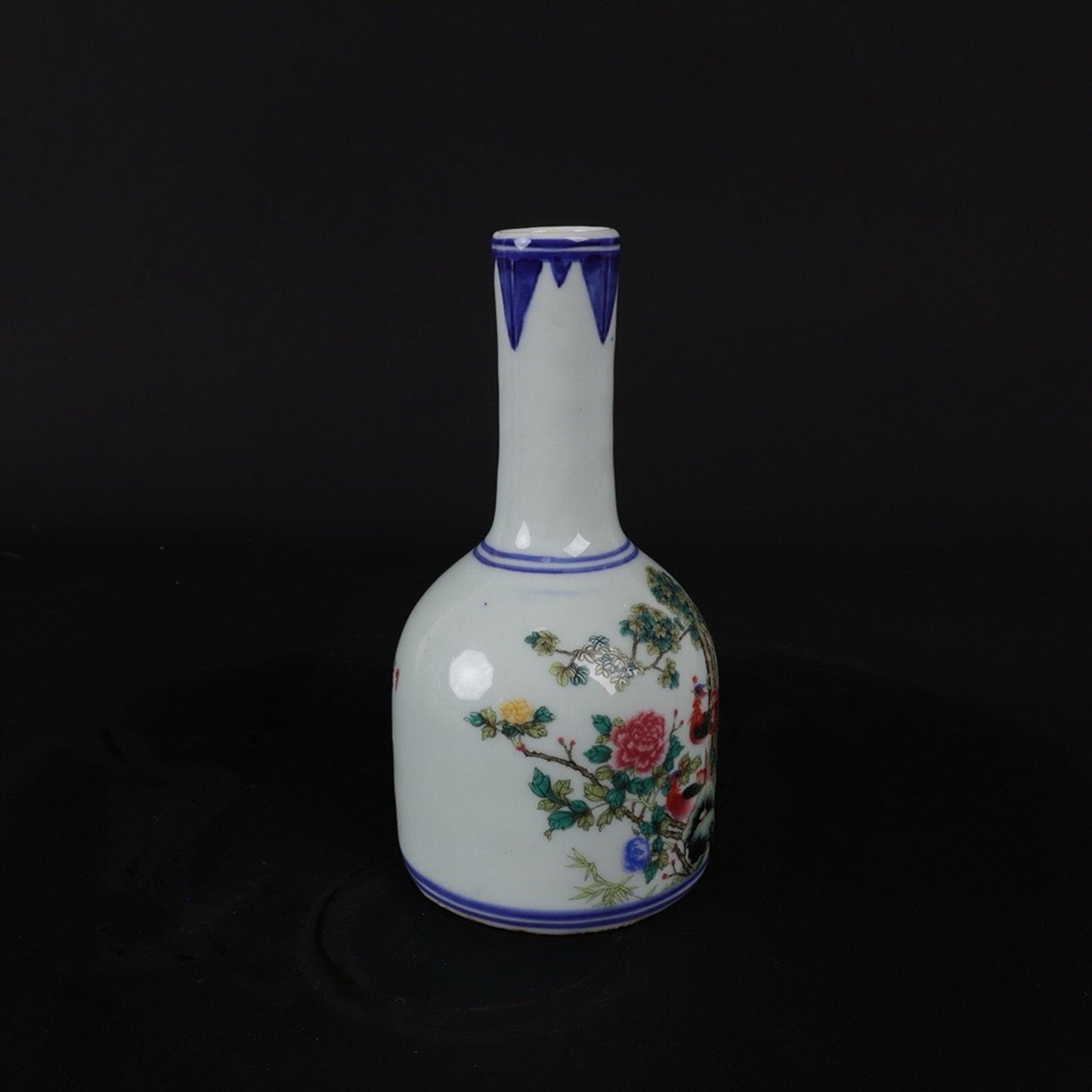 A pair of small flower vases with patterns of blue and white and colorful Xiangfeng Laiyi