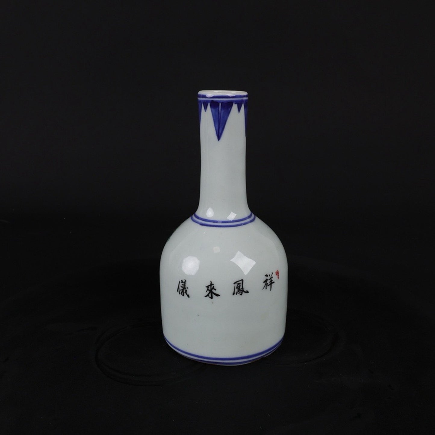 A pair of small flower vases with patterns of blue and white and colorful Xiangfeng Laiyi