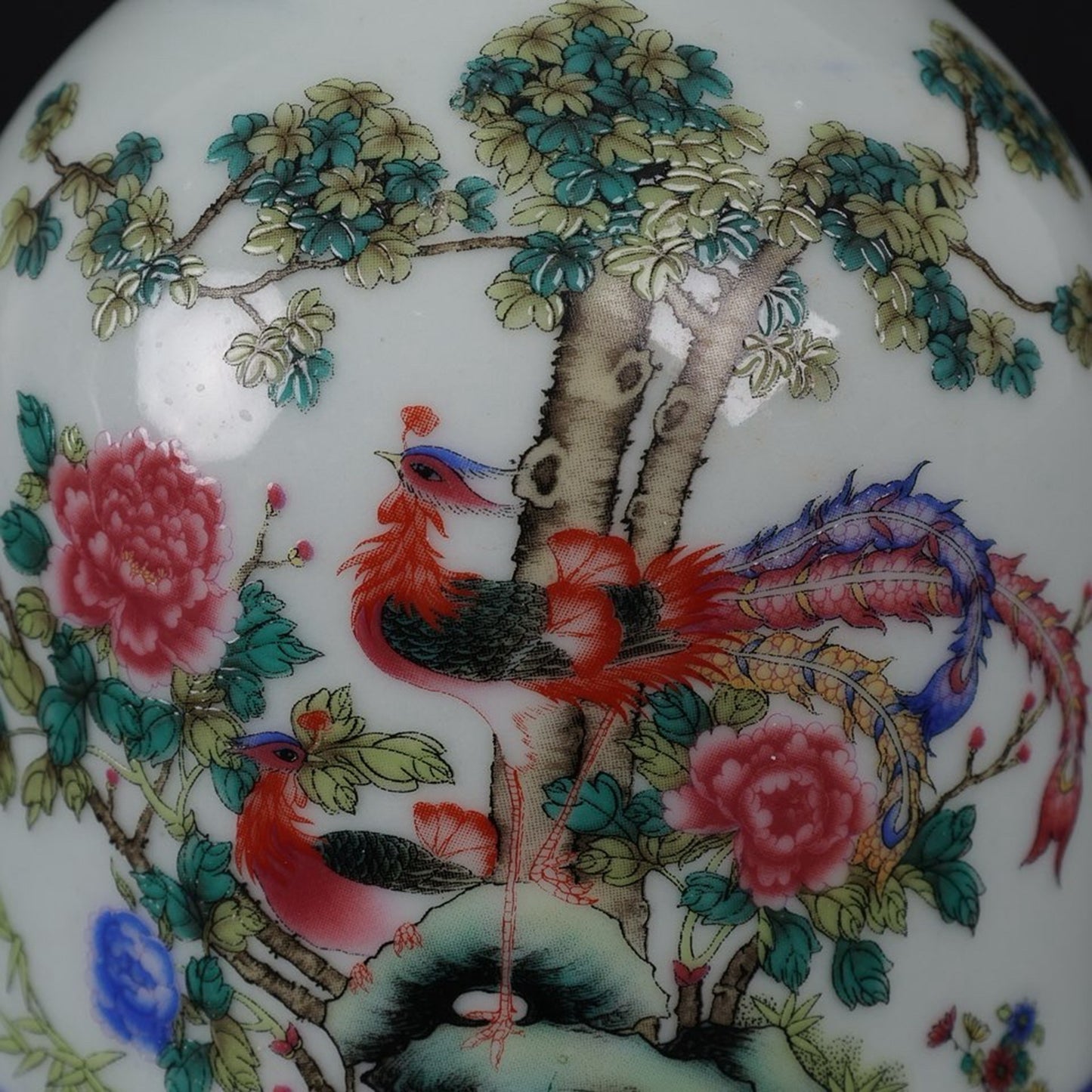 A pair of small flower vases with patterns of blue and white and colorful Xiangfeng Laiyi