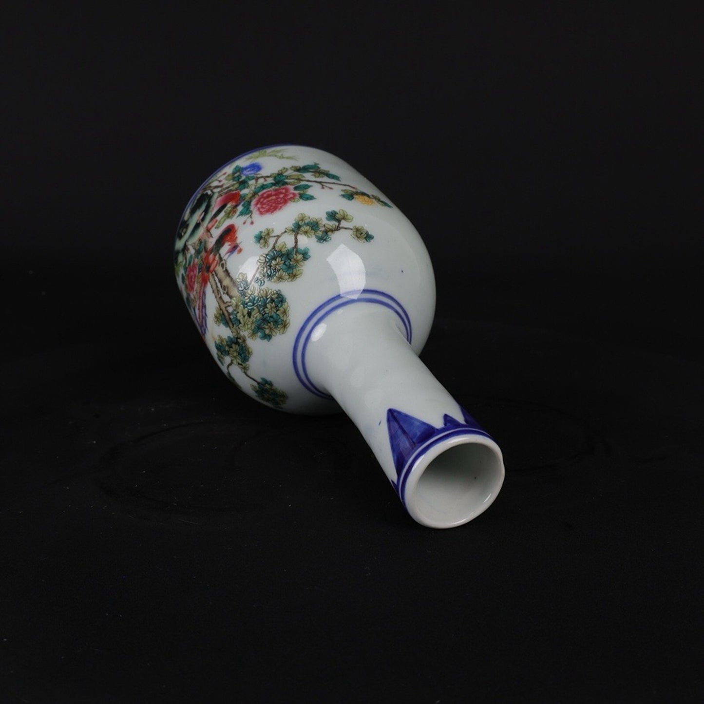 A pair of small flower vases with patterns of blue and white and colorful Xiangfeng Laiyi
