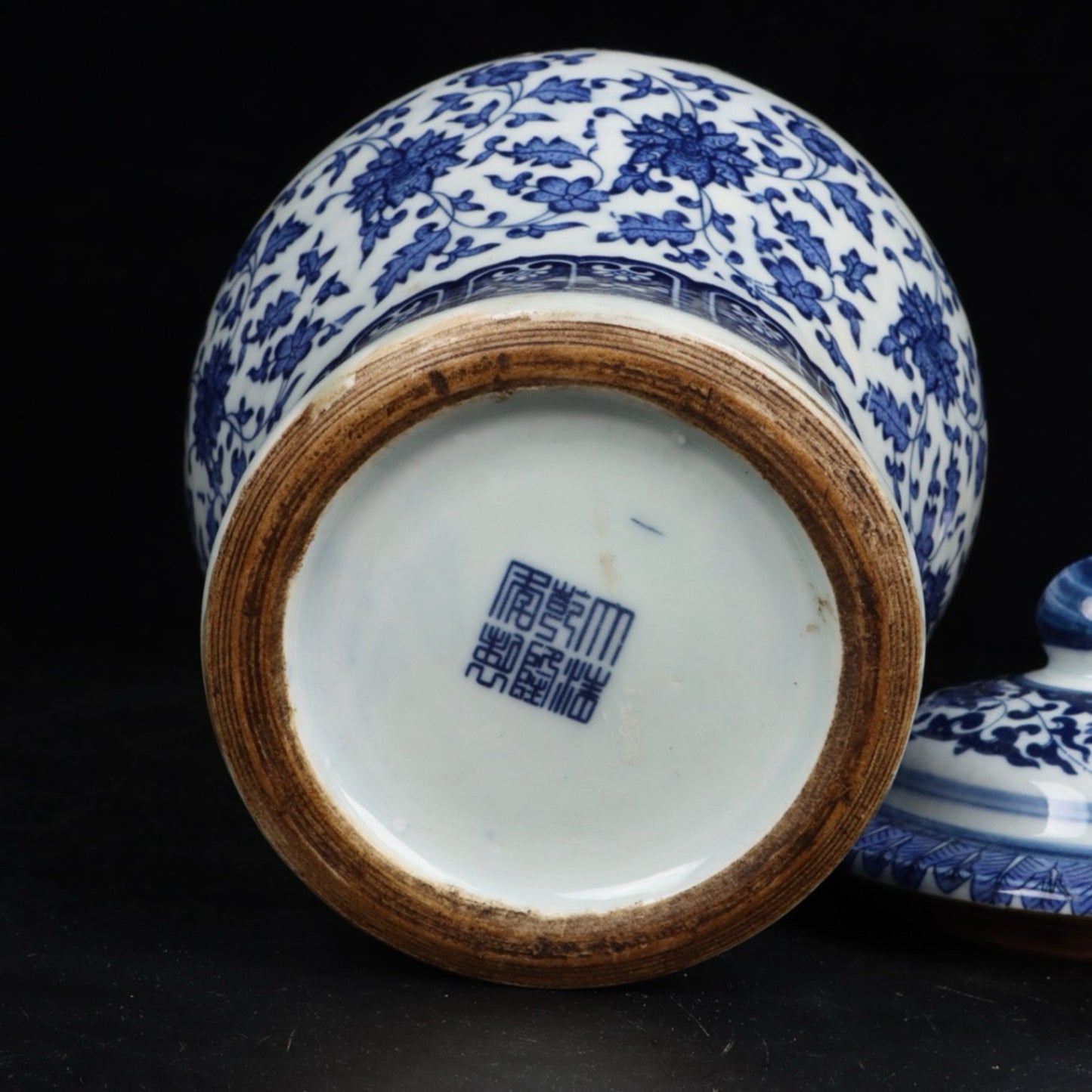 Blue and white intertwined lotus patterned general jar