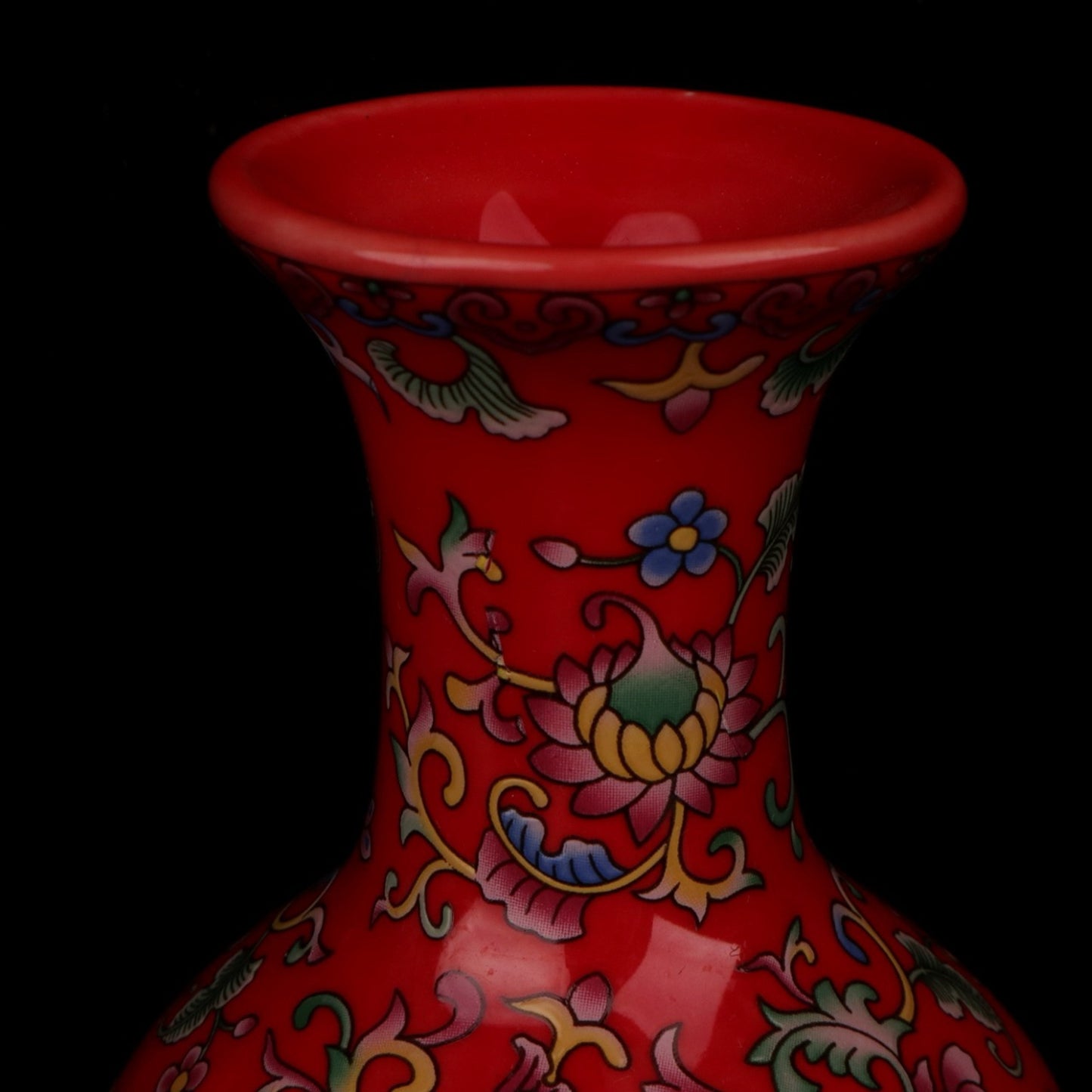 Red enamel flower pattern appreciation bottle
