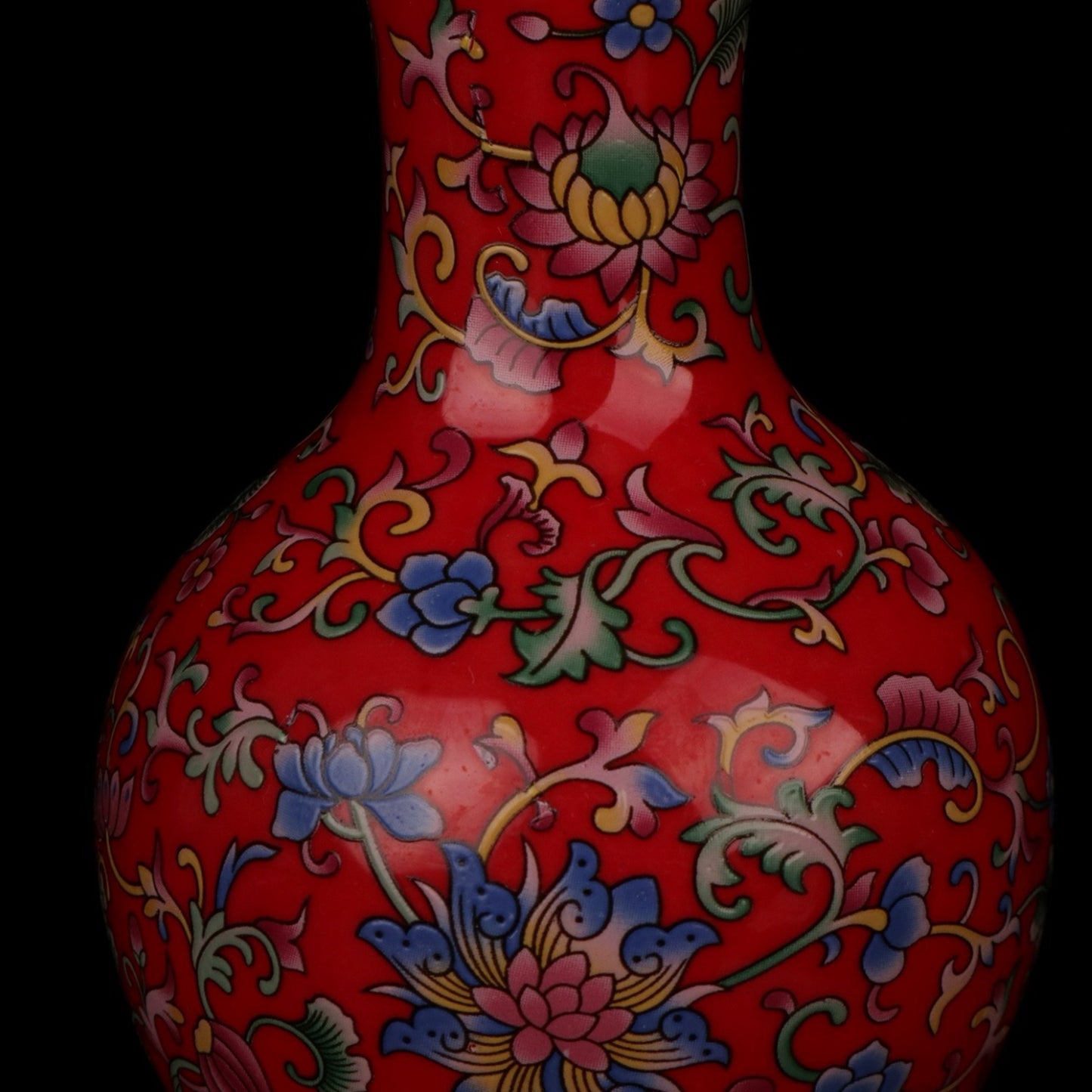 Red enamel flower pattern appreciation bottle