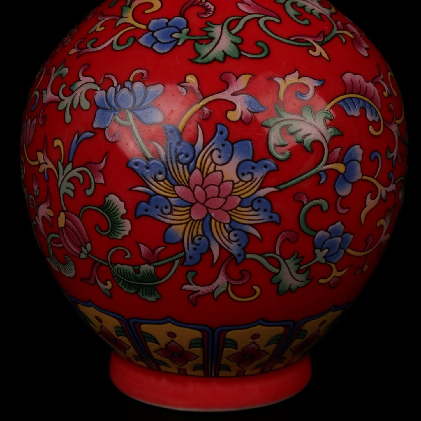 Red enamel flower pattern appreciation bottle