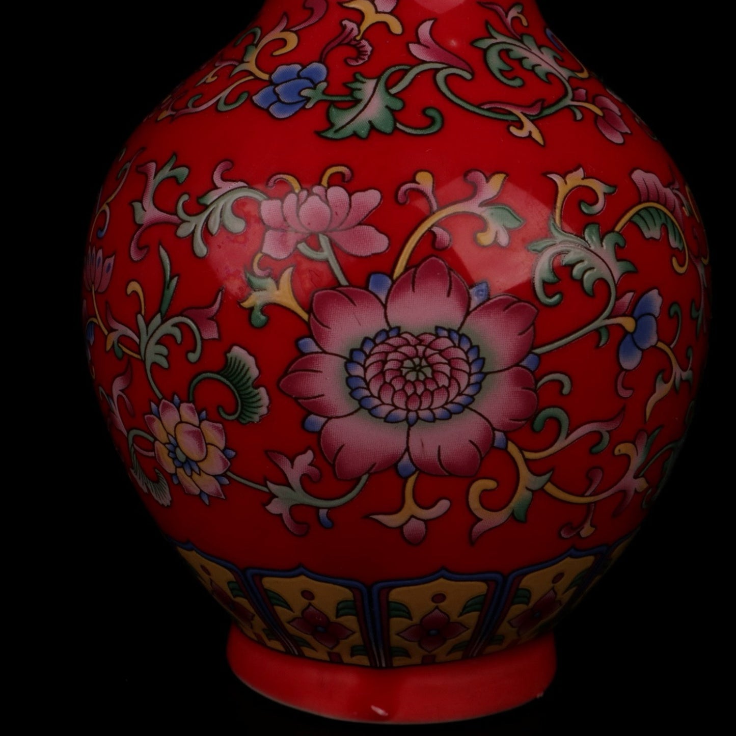 Red enamel flower pattern appreciation bottle