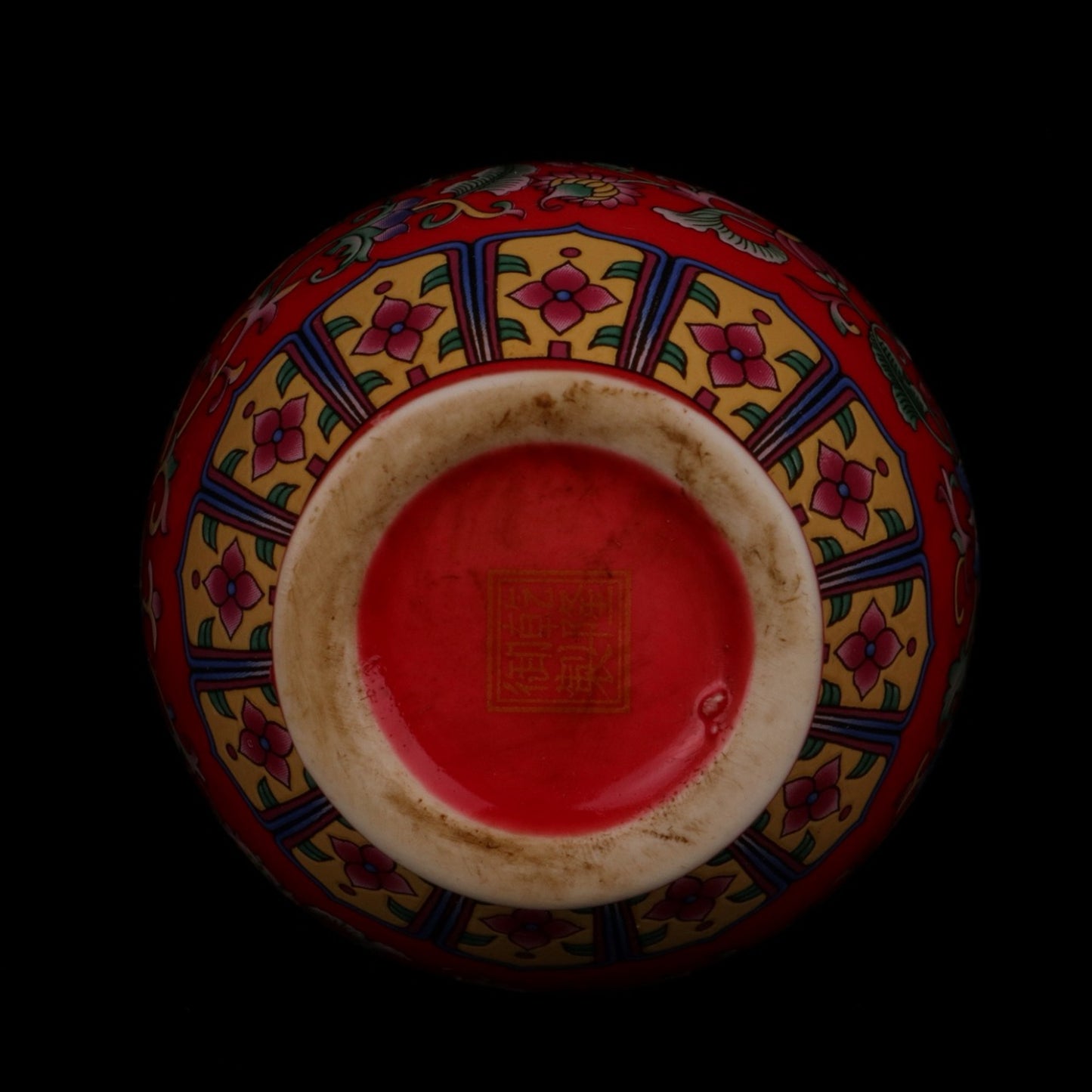 Red enamel flower pattern appreciation bottle