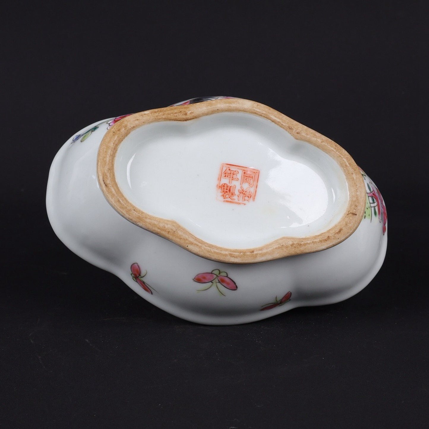 Pink colored rooster picture narcissus basin