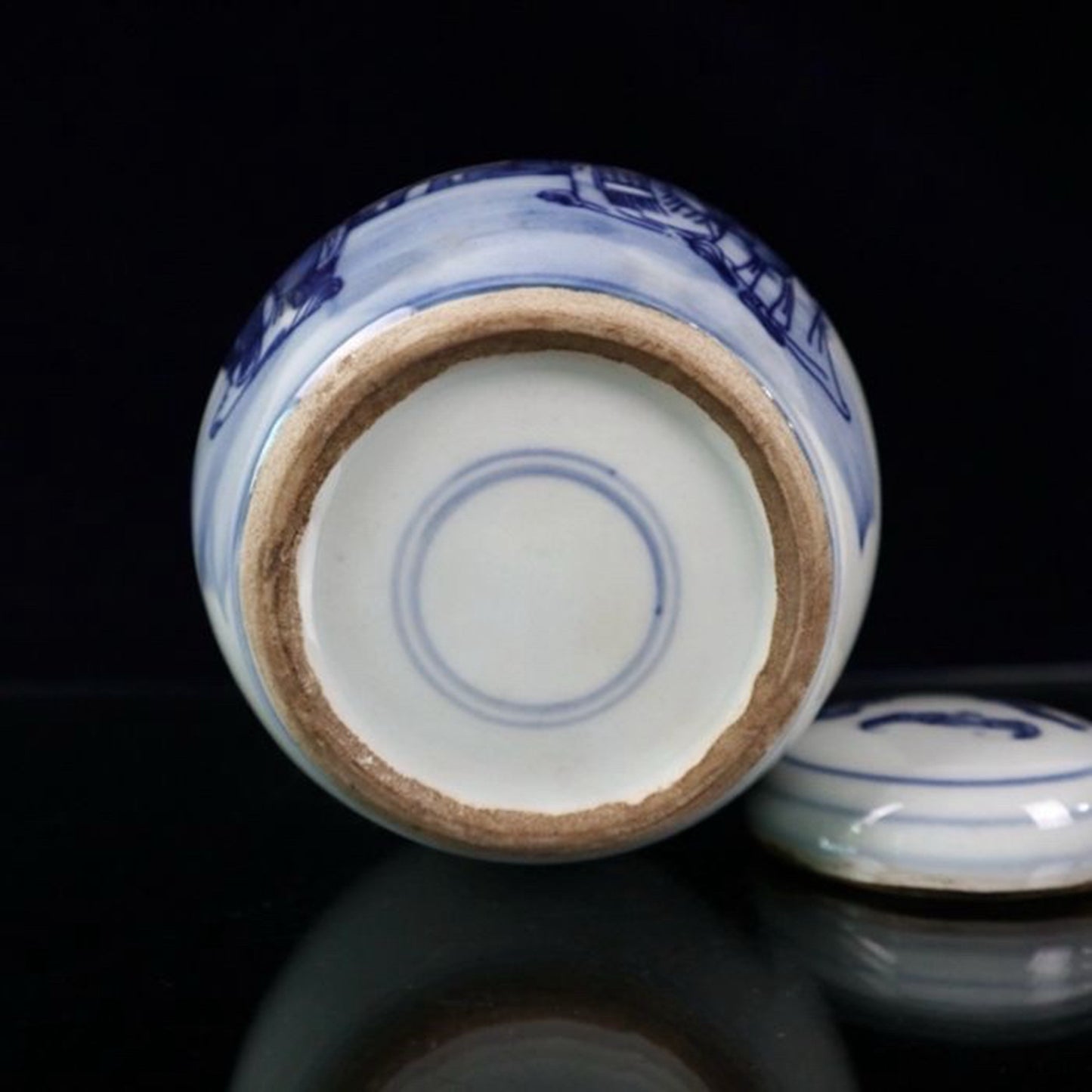 Blue and white figure patterned lid jar