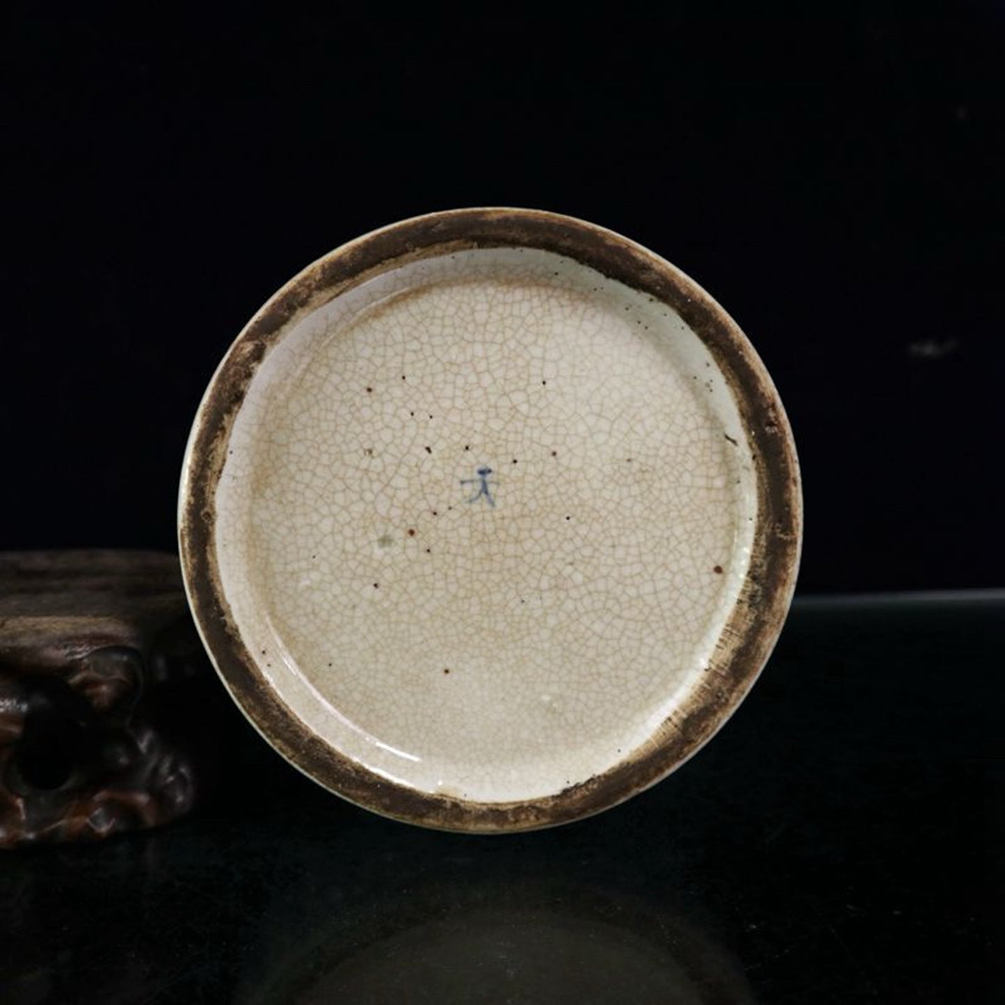 Open blue and white lion patterned jar