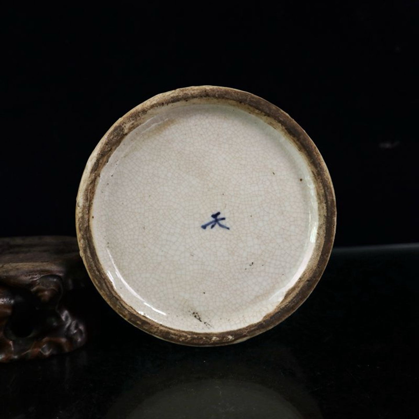 Open blue and white figure patterned jar