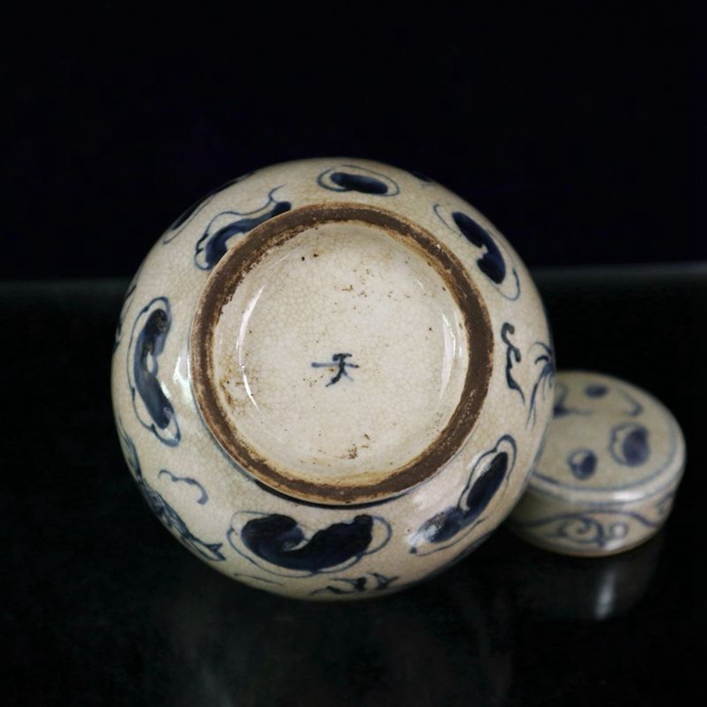 Open blue and white dragon patterned lid jar