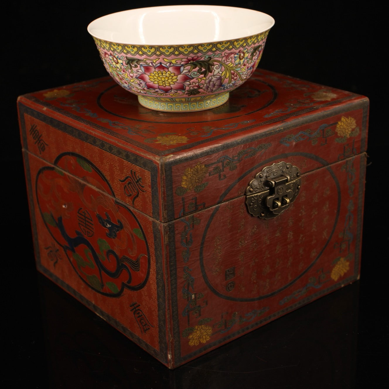 A Chinese antique enamel porcelain bowl
