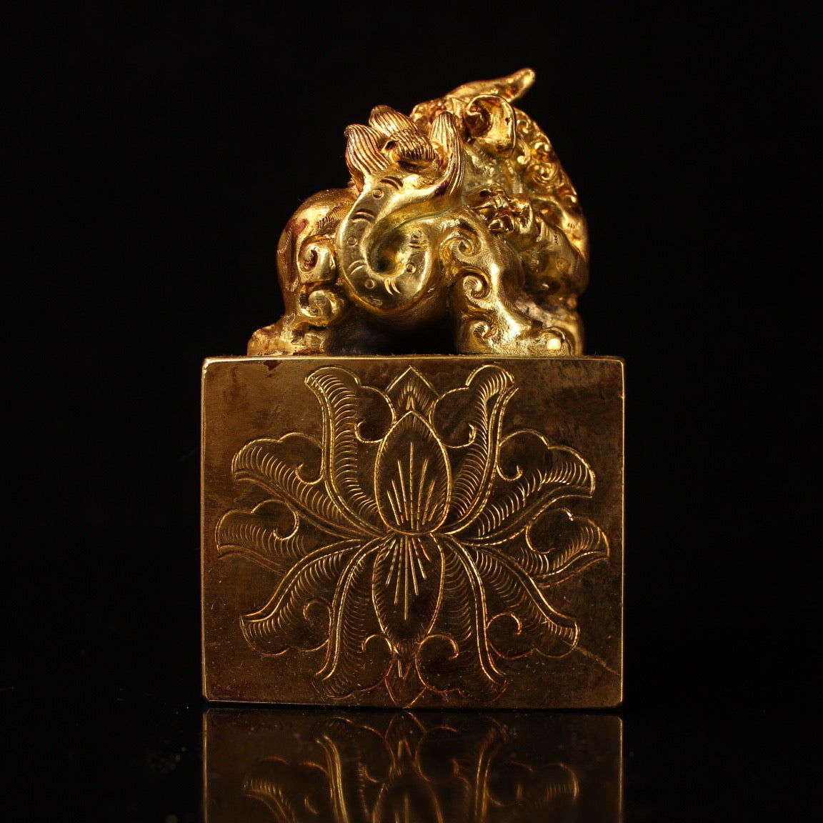 A Chinese antique pure copper carved gilded lion seal