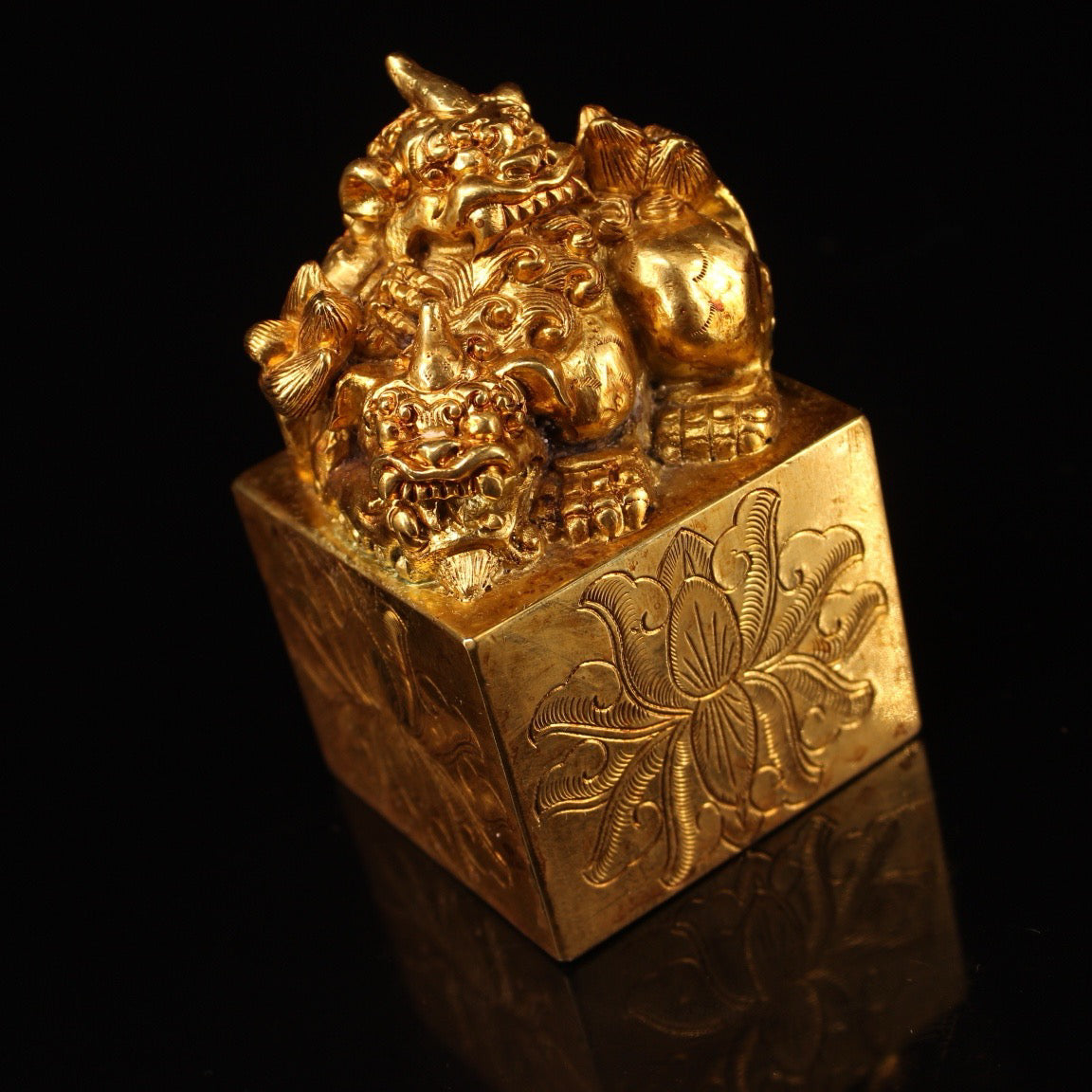 A Chinese antique pure copper carved gilded lion seal