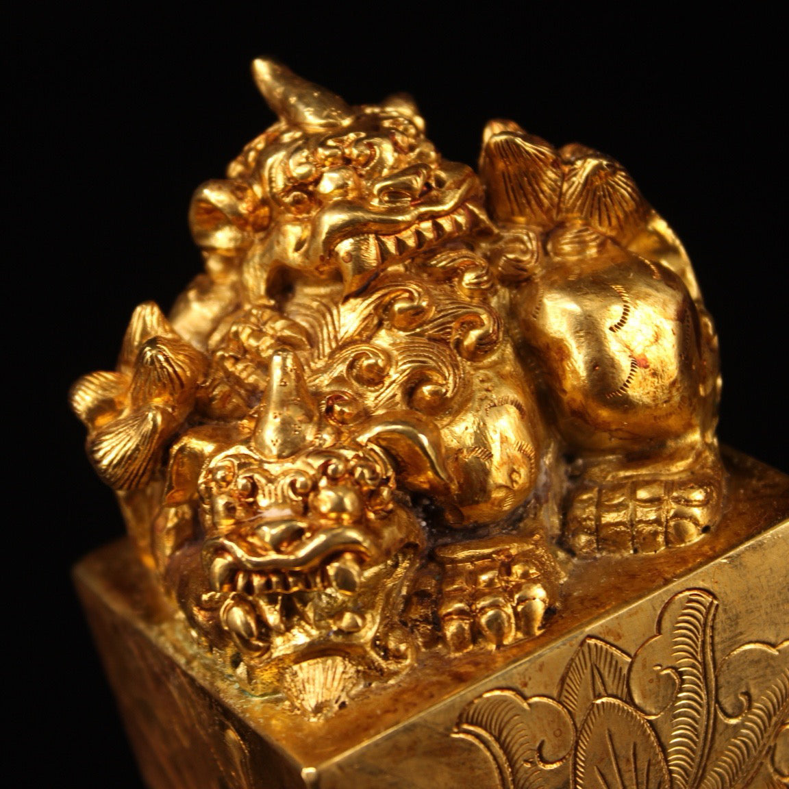 A Chinese antique pure copper carved gilded lion seal