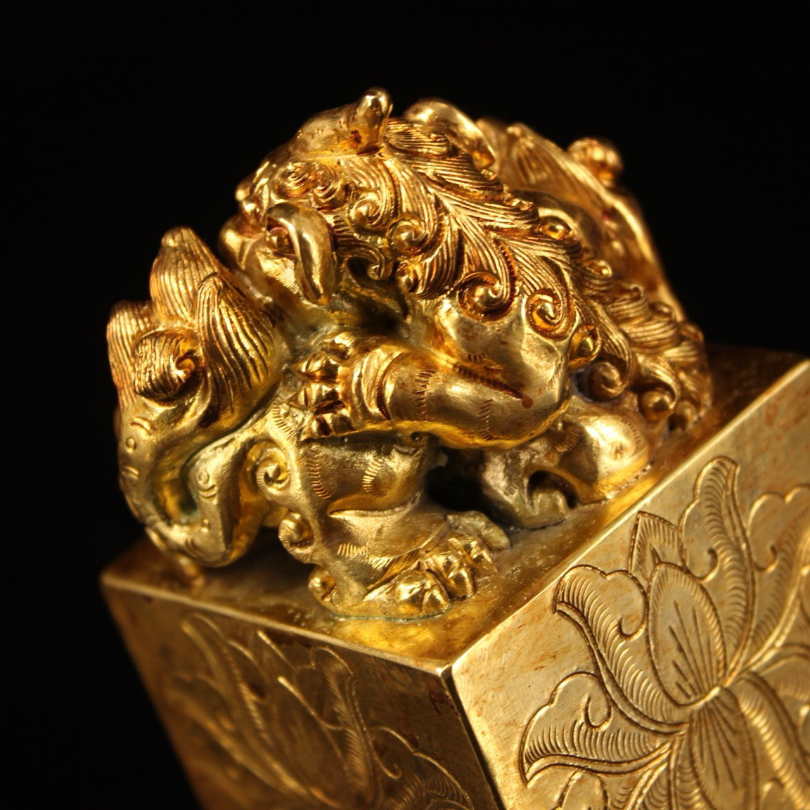 A Chinese antique pure copper carved gilded lion seal