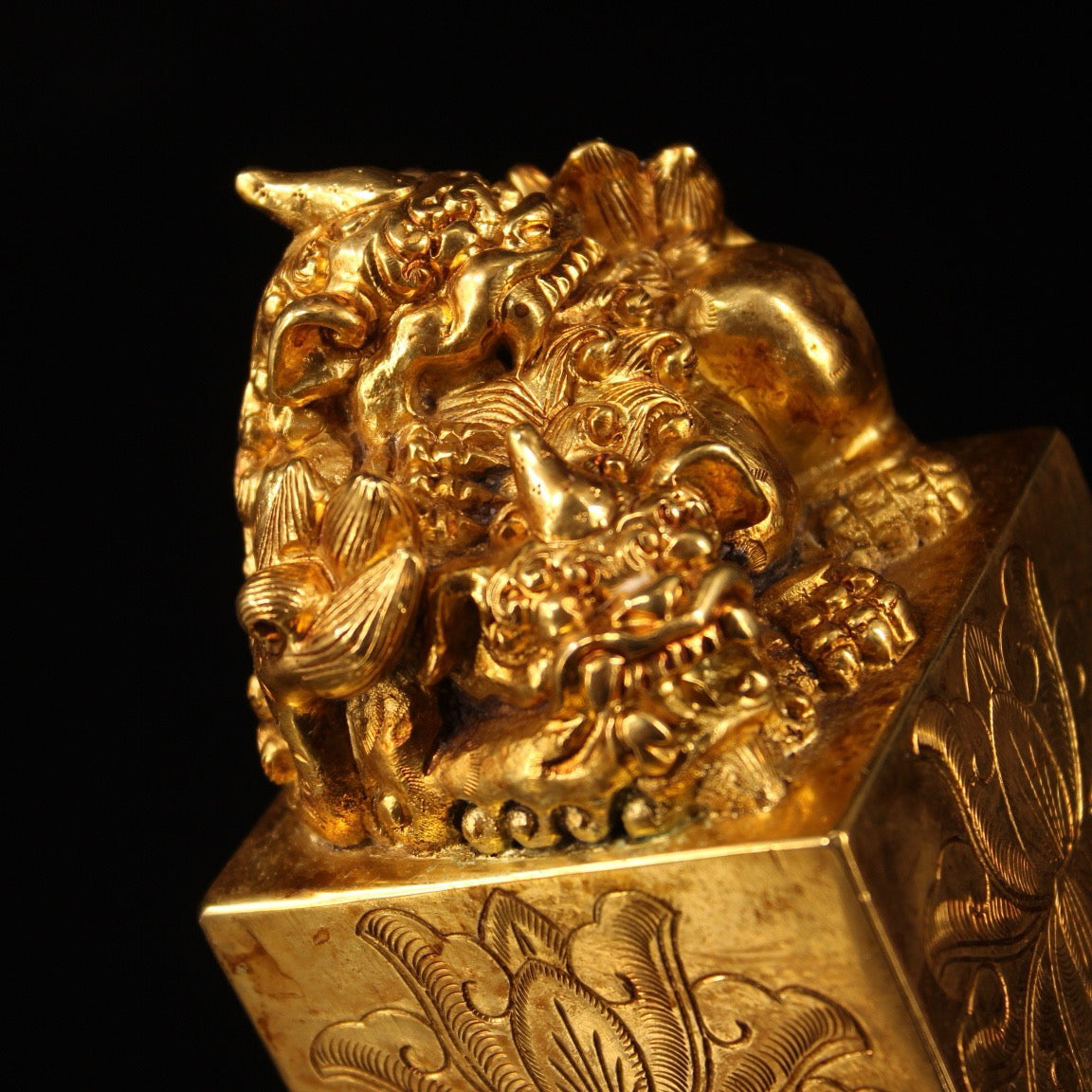 A Chinese antique pure copper carved gilded lion seal
