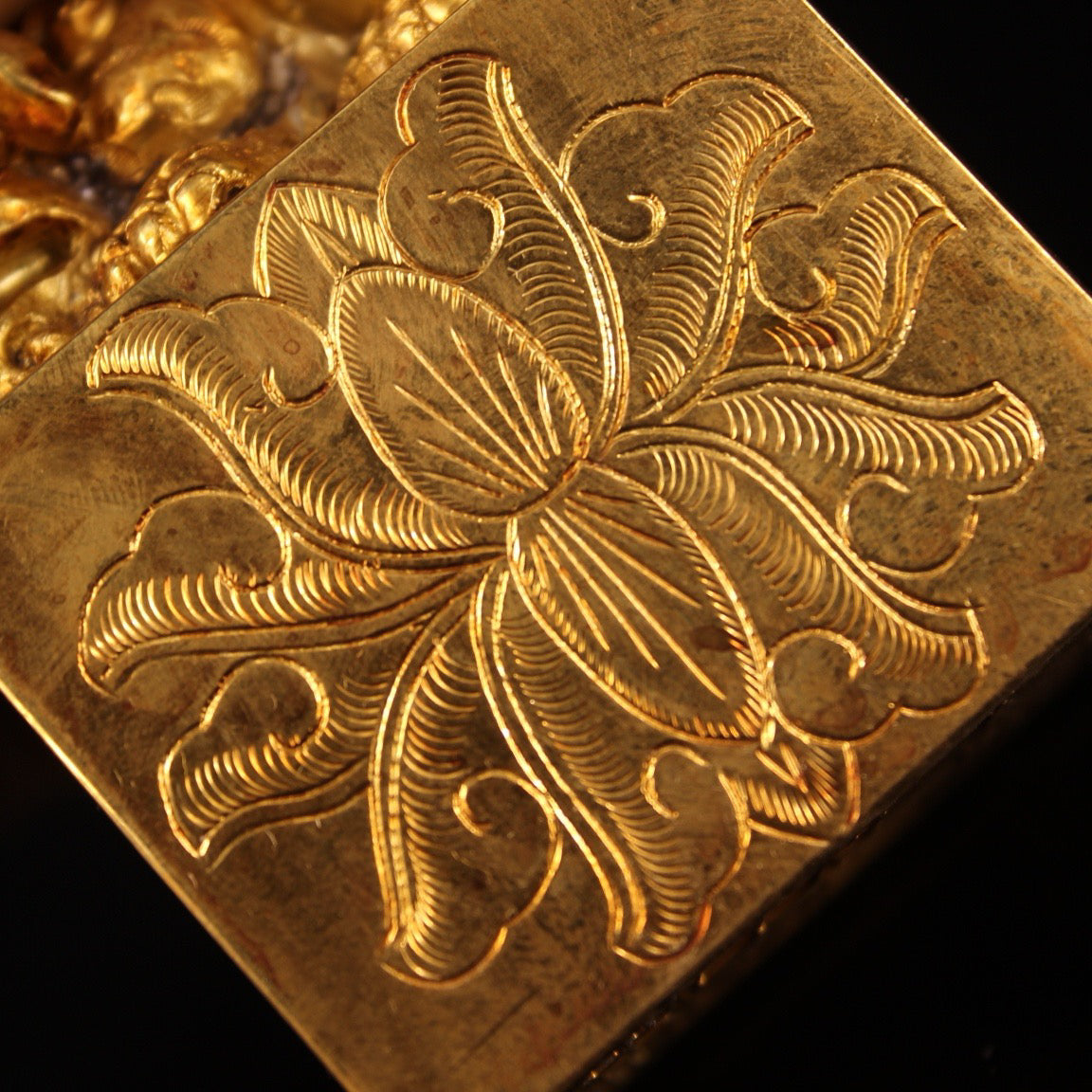 A Chinese antique pure copper carved gilded lion seal