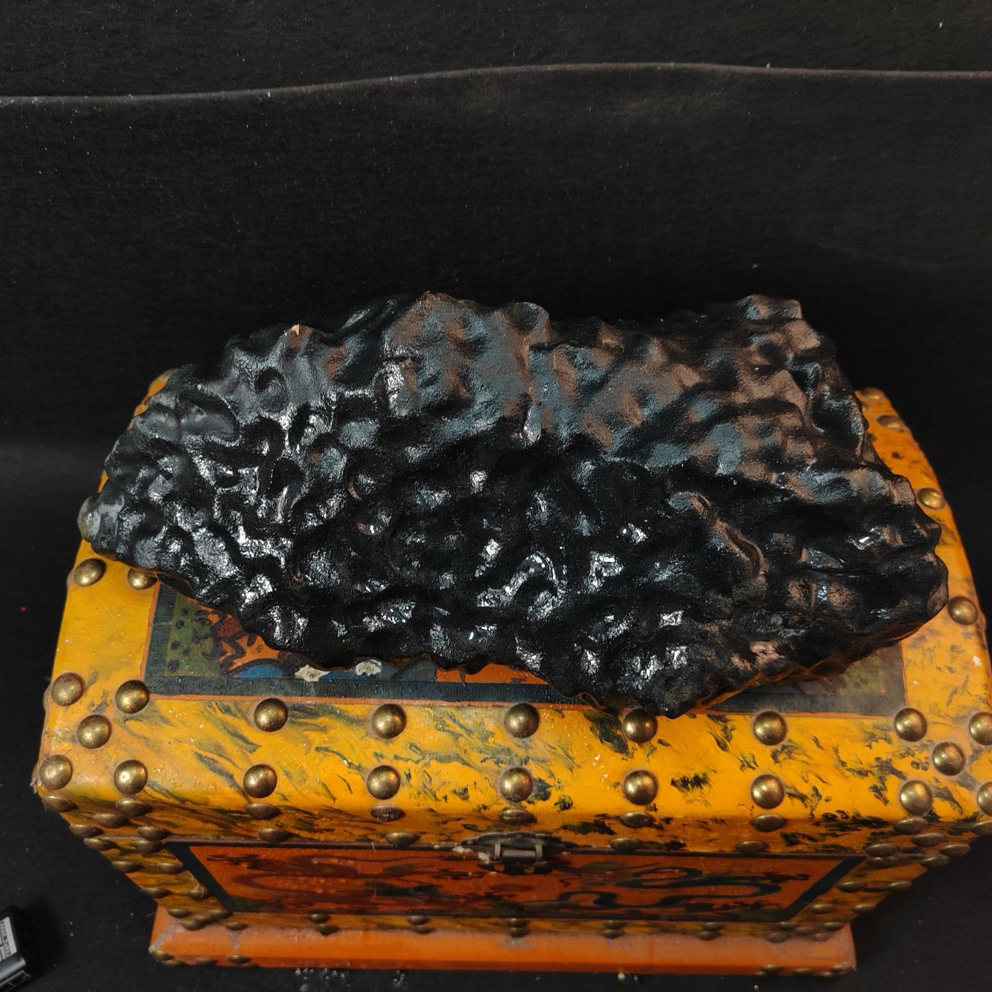 A box of Chinese antique meteorites
