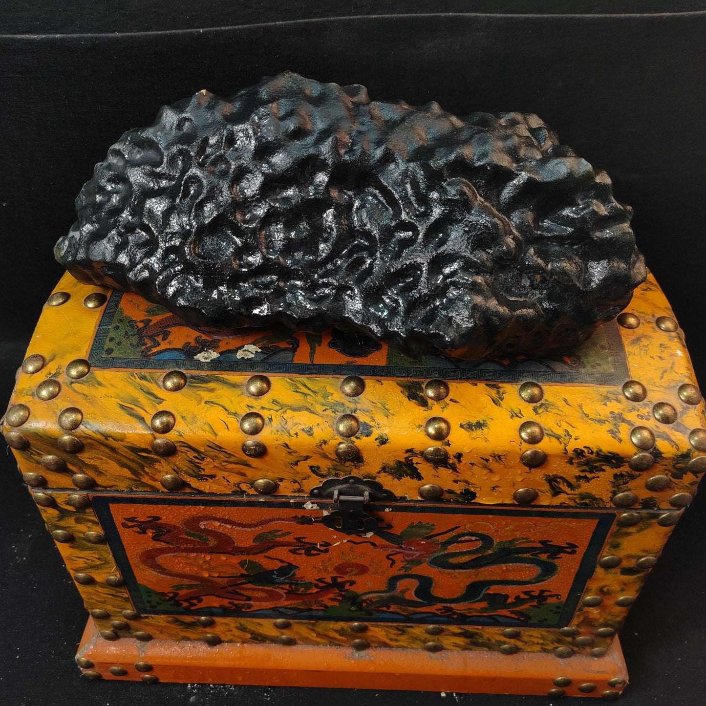 A box of Chinese antique meteorites