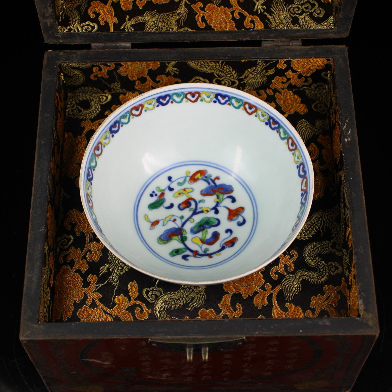 A Chinese antique colorful porcelain bowl