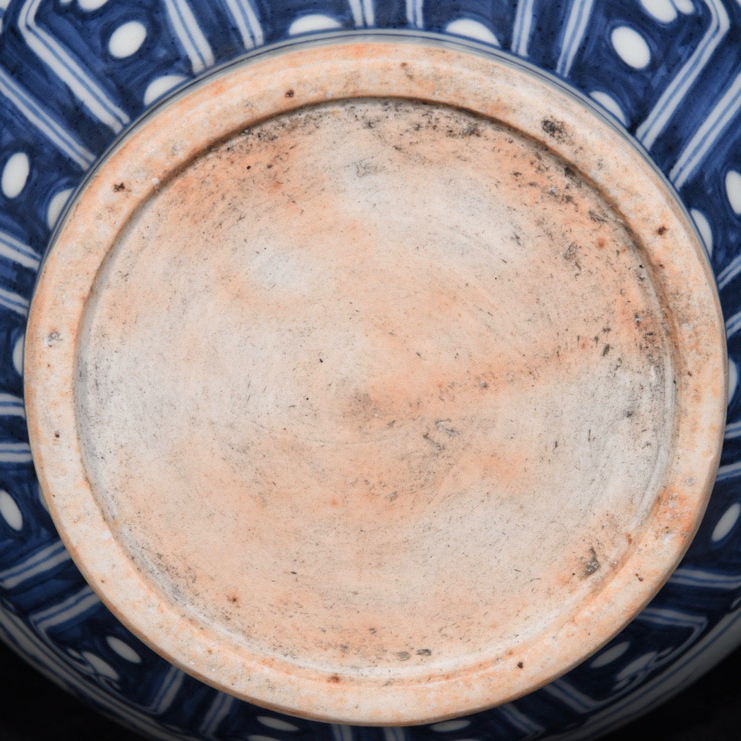 Chinese antique dragon patterned jar