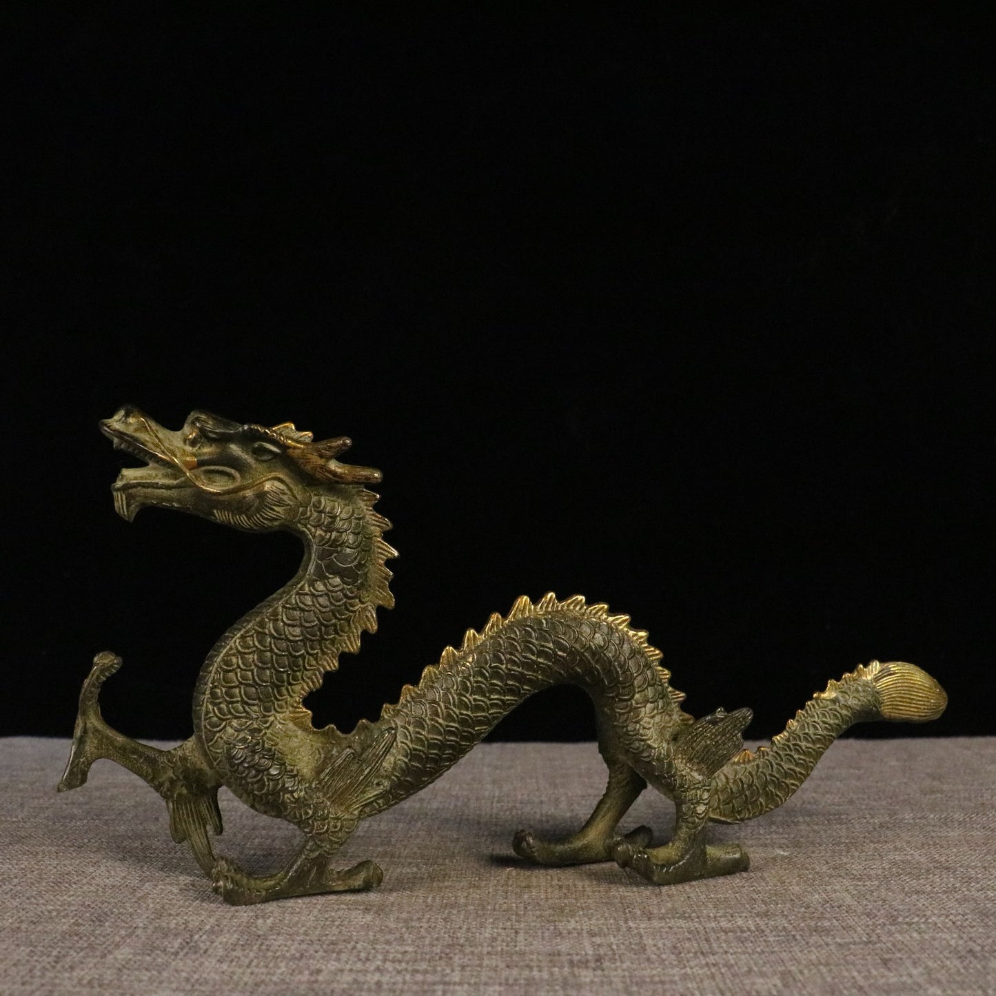 Chinese antique pure copper climbing dragon, a green dragon