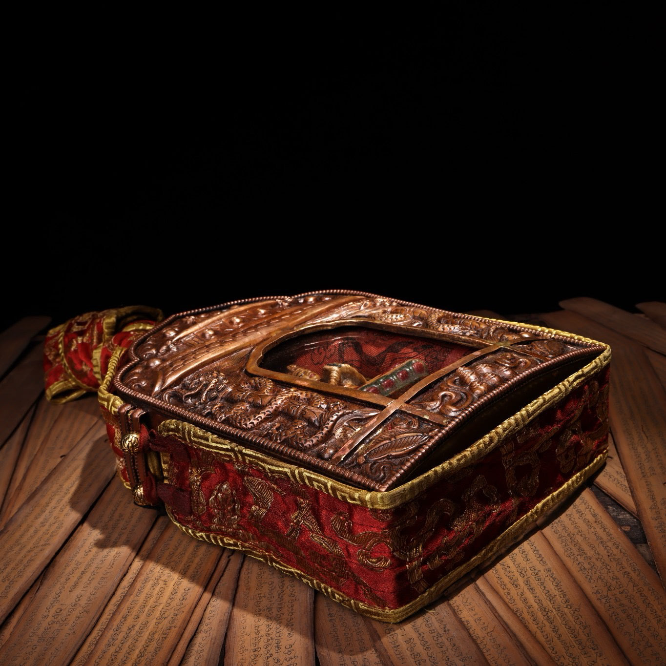 Chinese antique pure copper high relief carved Shakyamuni Buddha Gawu box