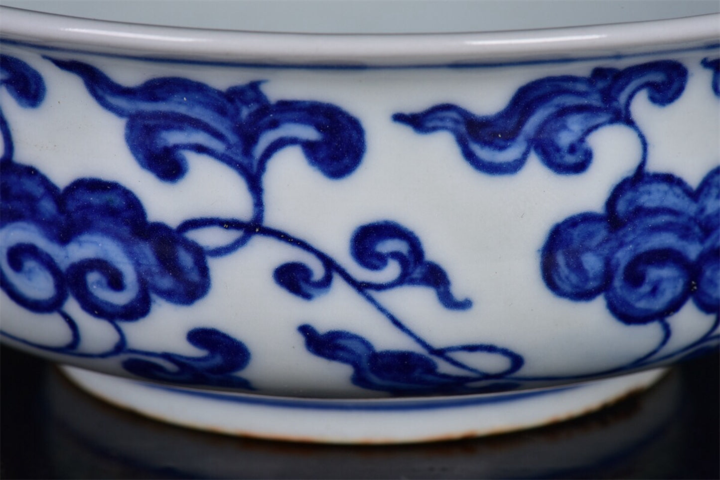 Chinese antique blue and white intertwined flower pattern pen wash
